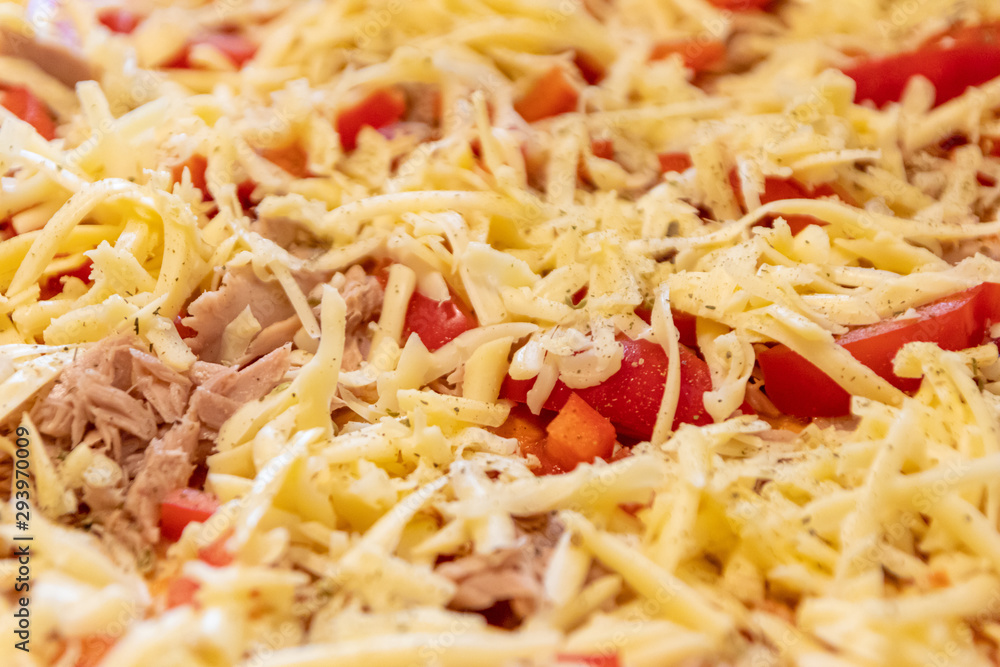 Leckere italienische Pizza schmeckt selbstgemacht und frisch aus dem Ofen mit Thunfisch und Paprika mit Käse überbacken wie Italien zu Hause beim Abendessen Leckere italienische Pizza schmeckt selbstgemacht und frisch aus dem Ofen mit Thunfisch und Paprika mit Käse überbacken wie Italien zu Hause beim Abendessen