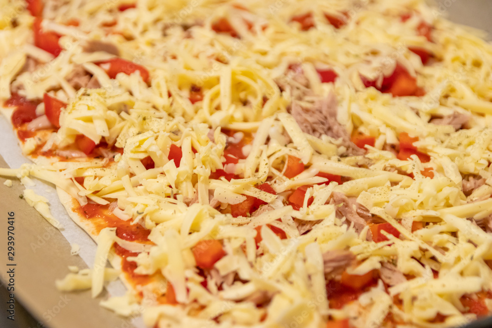 Leckere italienische Pizza schmeckt selbstgemacht und frisch aus dem Ofen mit Thunfisch und Paprika mit Käse überbacken wie Italien zu Hause beim Abendessen Leckere italienische Pizza schmeckt selbstgemacht und frisch aus dem Ofen mit Thunfisch und Paprika mit Käse überbacken wie Italien zu Hause beim Abendessen