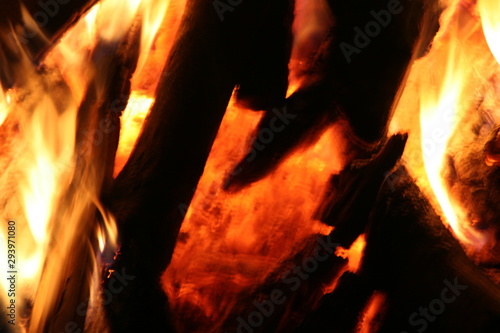 Ein heisses Holzfeuer bei Nacht