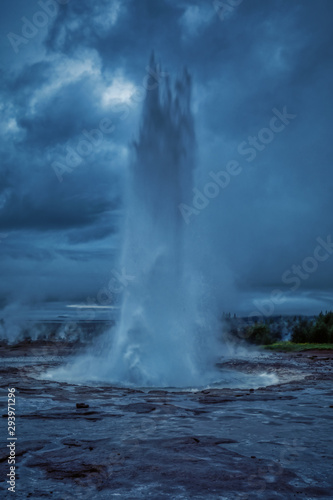 Photo Amazing shot of erupting strokkur geyser, located in a geothermal area beside th