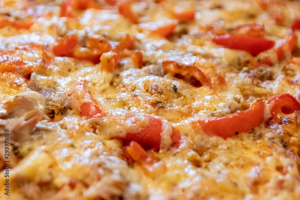 Leckere italienische Pizza schmeckt selbstgemacht und frisch aus dem Ofen mit Thunfisch und Paprika mit Käse überbacken wie Italien zu Hause beim Abendessen Leckere italienische Pizza schmeckt selbstgemacht und frisch aus dem Ofen mit Thunfisch und Paprika mit Käse überbacken wie Italien zu Hause beim Abendessen