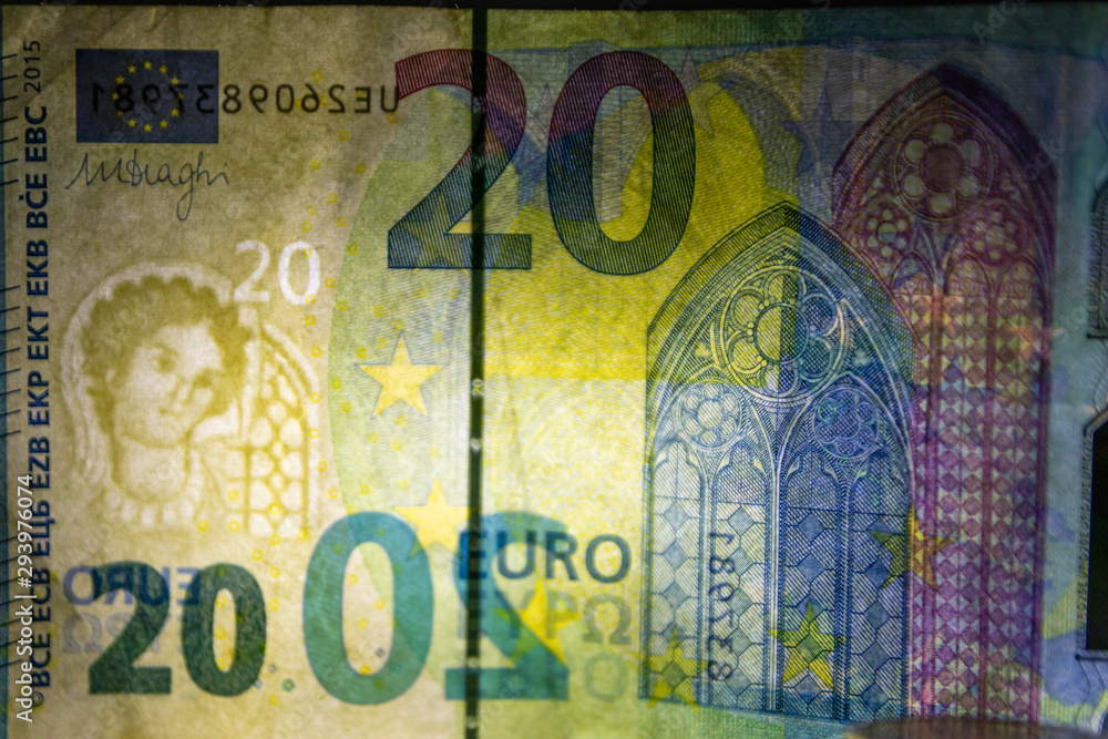 Obraz premium 10 EURO-Schein mit Hintergrundbeleuchtung zeigt die Sicherheitsmerkmale des europäisches Geldscheins mit Wasserzeichen und Sicherheitsstreifen im europäischen Bargeld