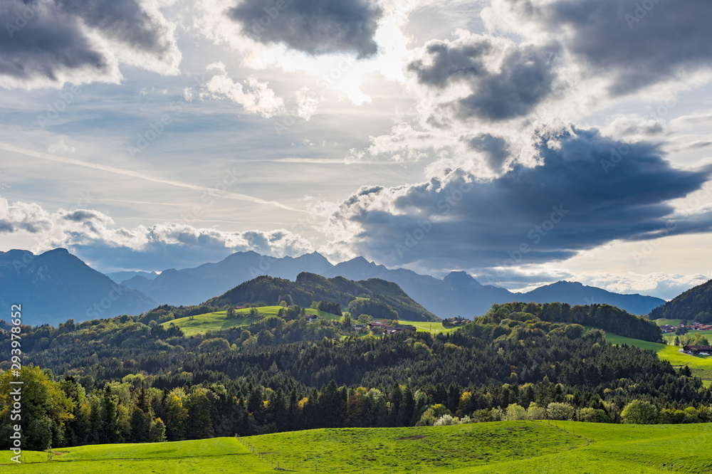 herbstliche Landschaft mit Wiesen und Berge am Samerberg, Oberbayern