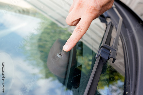 Fotografie man see car accident of stone damage broken windshield while driving