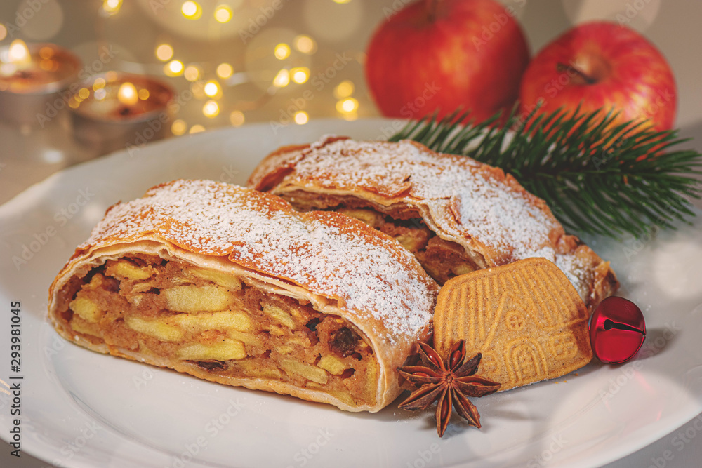 Apfelstrudel zu Weihnachten, Apple strudel at christmas Apfelstrudel zu Weihnachten, Apple strudel at christmas