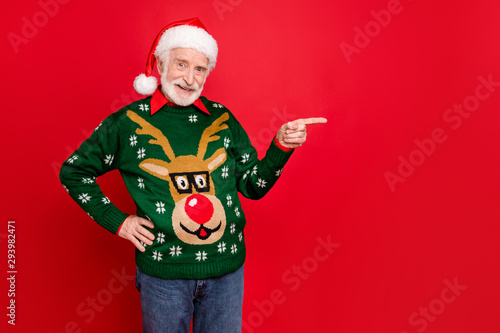 Obraz na plátne Photo of senior man indicating finger to empty space advising shocking low decem