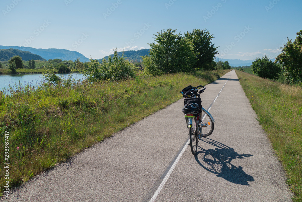 Cyclotourisme sur la ViaRhona, Ligne droite en direction de Belley.