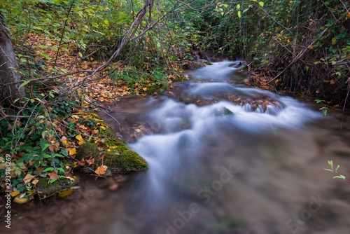 Pequeña cascada en el río Bohilgues, en otoño, cerca de la población de Ademuz. Comunidad Valenciana. España