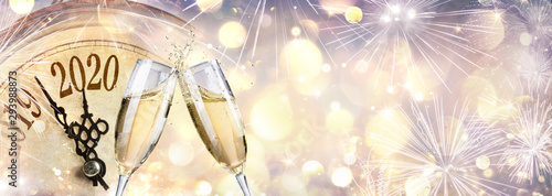 Foto New Year 2020 - Countdown And Toast With Champagne And Clock