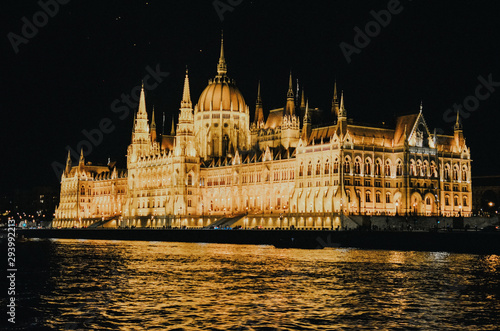 Budapest parlament at night © AlwaysJoan