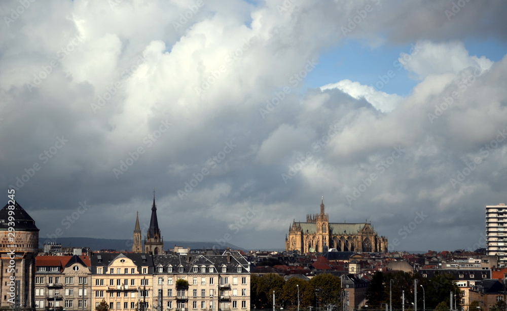 Metz unter Wolken