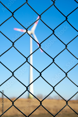Windkraftanlage hinter einem Zaun in einem Industriegebiet in Magdeburg