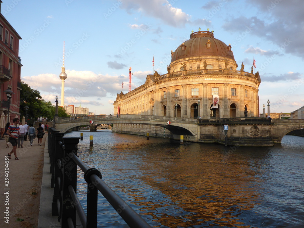 Museumsinsel an der Spree und der Fernsehturm am Alexanderplatz in Berlin, Deutschland