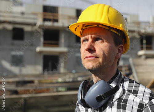 Bauarbeiter auf einer Baustelle mit Helm photo