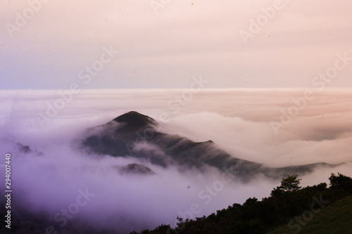 Montaña siendo engullida por las nubes