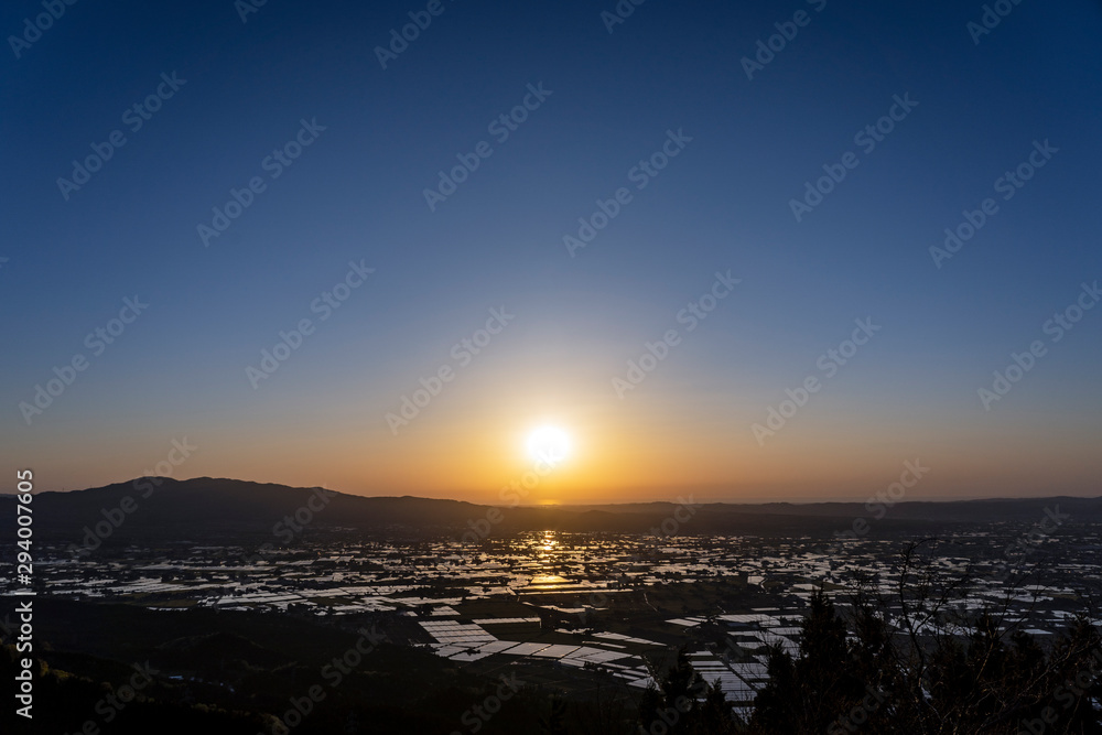 富山県南砺市八乙女山から望む散居村と日本海に沈む夕日