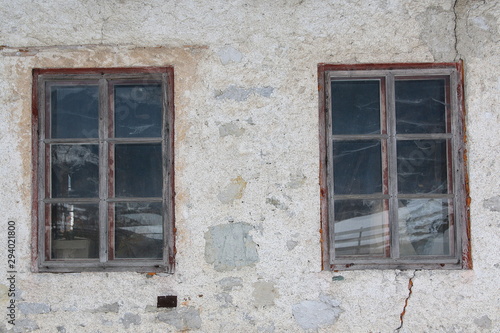 Altes Haus mit Fenster und Zerfall.