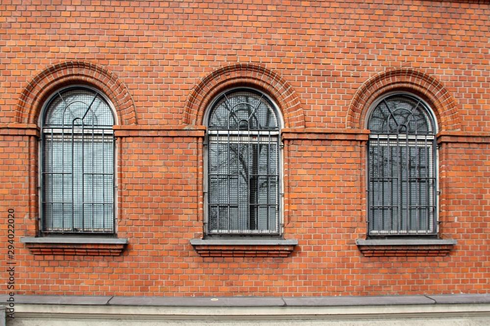 Fensterarchitektur mit Rundbogen.