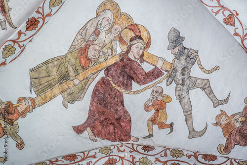 Quadro em tela Jesus carries the cross to Calvary and Simon of Cyrene is compelled to help him