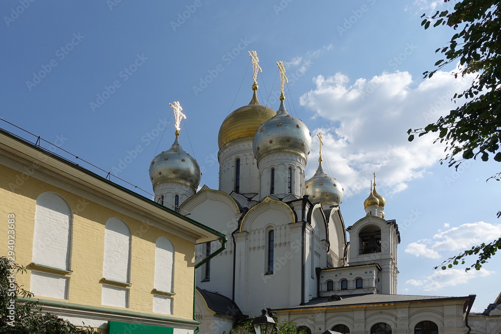 Φωτογραφία Golden domes with crosses of an orthodox temple on the background of bright blue sky