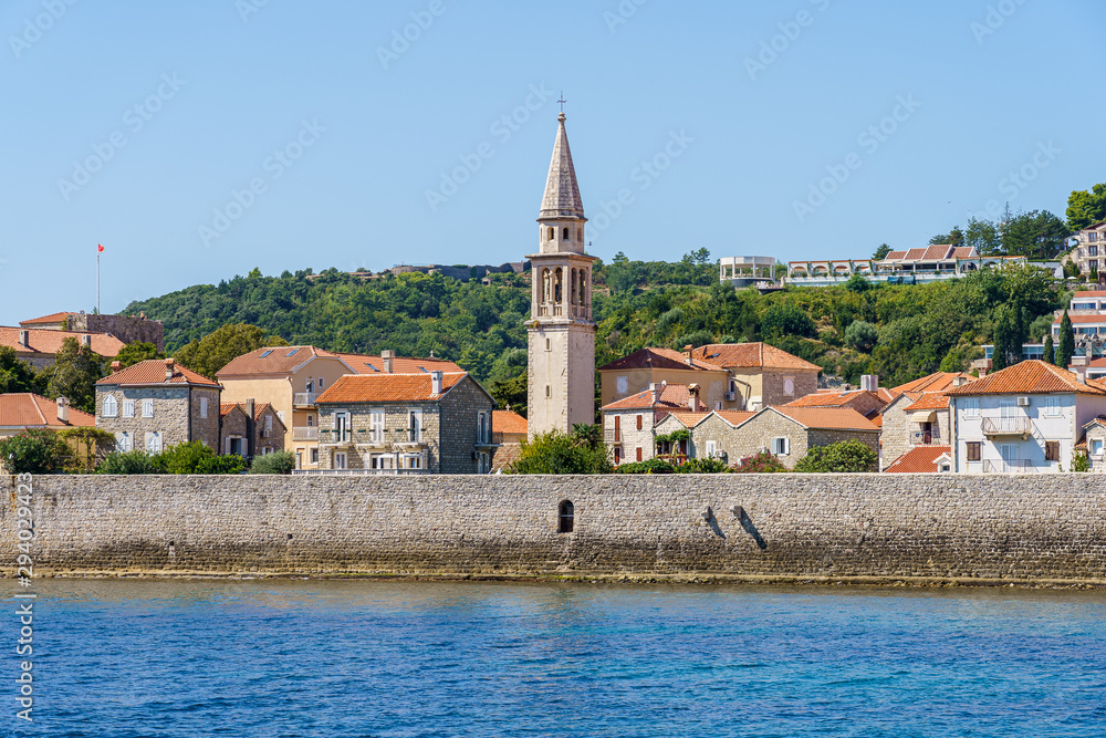 Φωτογραφία Ancient stone fortress in the city of Budva.