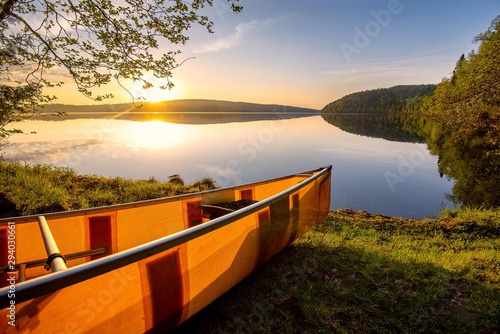 Fényképezés sunrise on the lake by the canoe in the boundary waters of minnesota