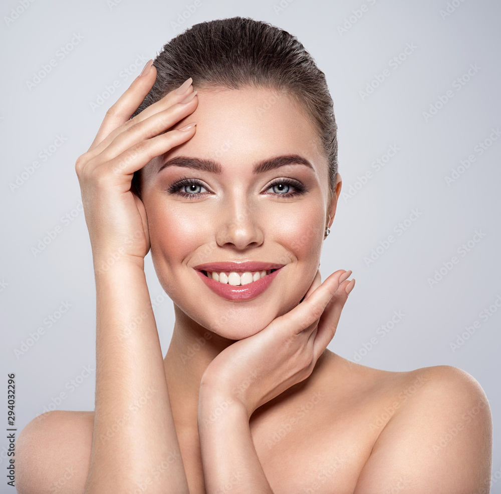 Beauty face of the young beautiful smiling woman - obrazy, fototapety, plakaty 