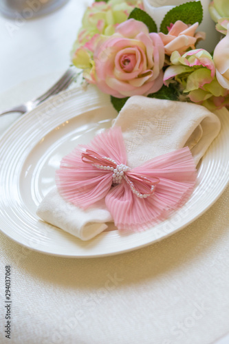 romantic table setting for a wedding