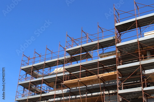 Ponteggio nel cantiere edile in autunno © Alfons Photographer