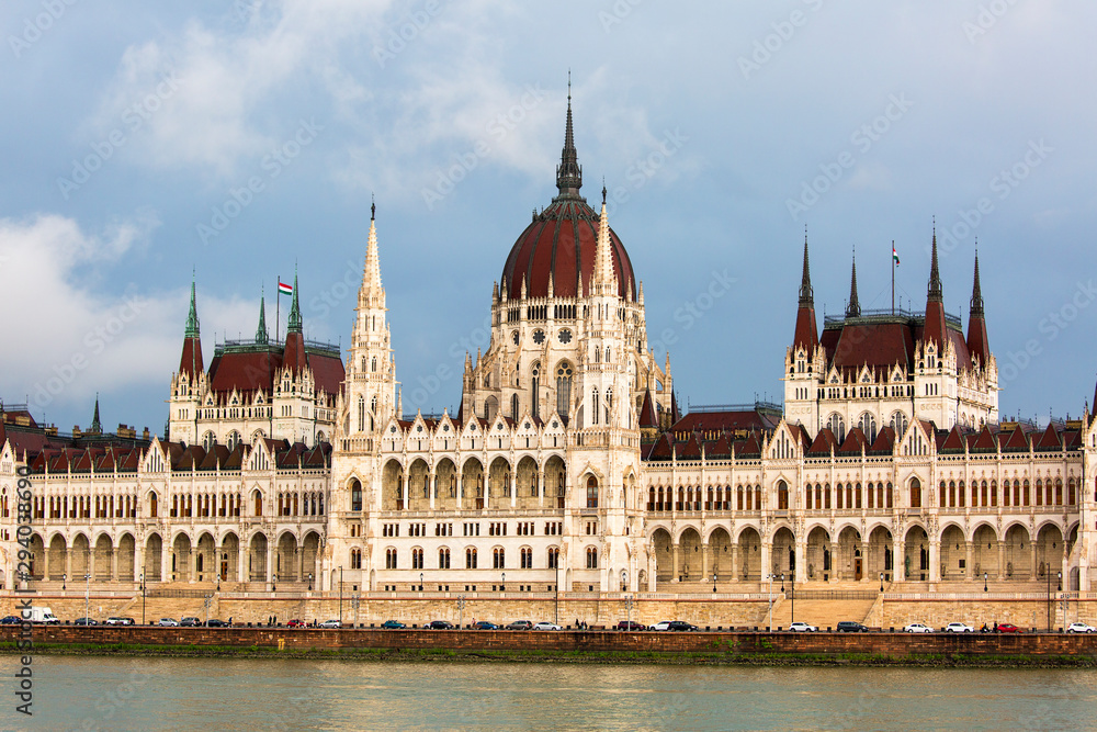 Hungarian Parliament Building and Dunabe river, Budapest, Hungary