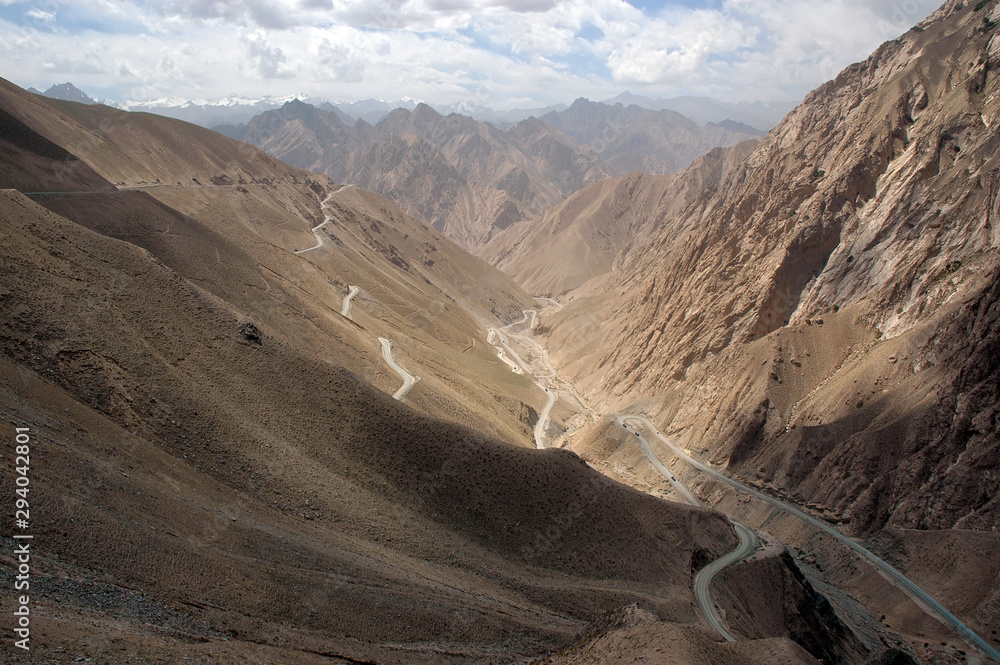 Mountainous landscape. Tibet - Xinjiang highway, Road from Karghilik (Yecheng) to Ali (Shiquanhe). Kunlun Mountains, Xinjiang, China, Asia.