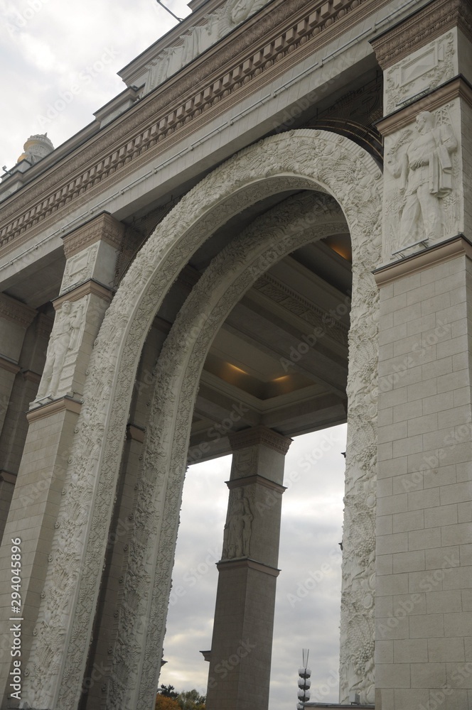 Fototapeta premium Entrance white figured arch of VDNH