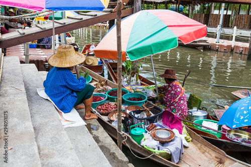 Photography Women with straw hut in old wooden canoe on amphawa floating market in thailand near bangkok shot from above