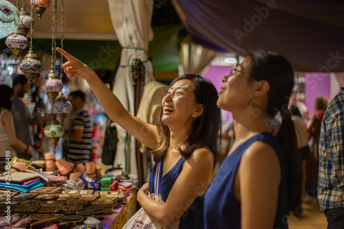 Dos asiáticas en mercado de compras © MiguelÁngel Olivares