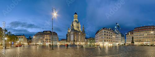 Neumarktplatz mit Frauenkirche Dresden beleuchtet Panorama © Blickfang