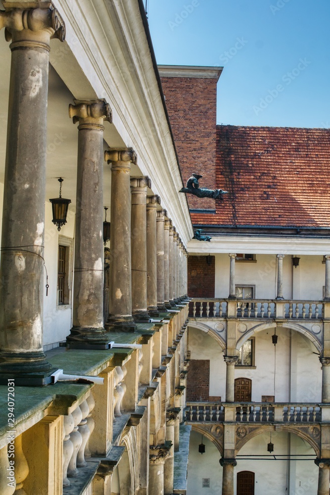 Renesansowy zamek Piastów w Brzegu na Śląsku, zdobione kolumny krużganku