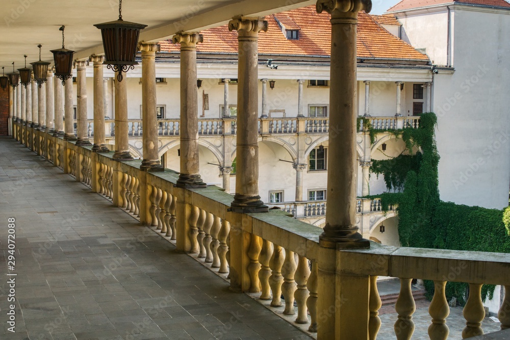 Renesansowy zamek Piastów w Brzegu na Śląsku, widok na krużganki zamkowe
