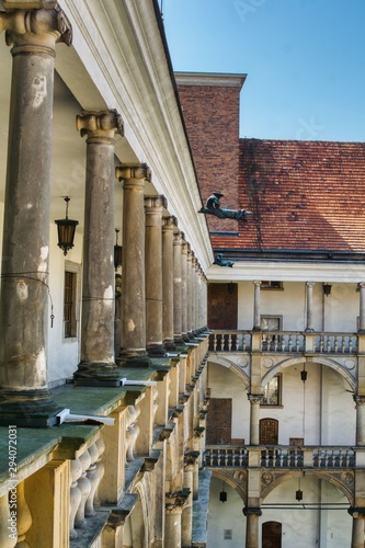 Obraz na płótnie Renesansowy zamek Piastów w Brzegu na Śląsku, zdobione kolumny krużganku w salonie