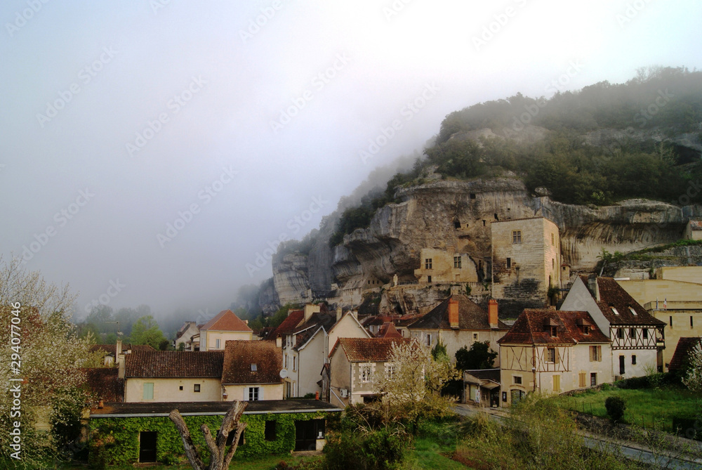 Early morning myst in the Vézère valley resulting in a spooky view of the small town of Les Eyzies de Tayac Sireuil