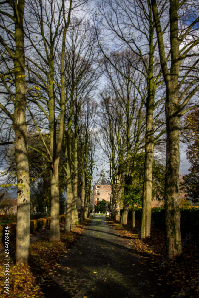 Naklejka premium Kasteel Ammersoyen Entrance Road - Dutch Medieval Castle in Ammerzode