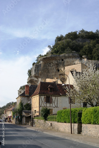 Les Eyzies de Tayac Sireuil and the Museum of Prehistory. A key area for Palaeolithic Archeology photo