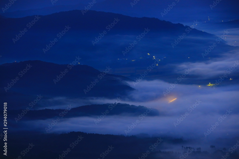 Fototapeta premium 岩手県遠野市 高清水展望台からの雲海