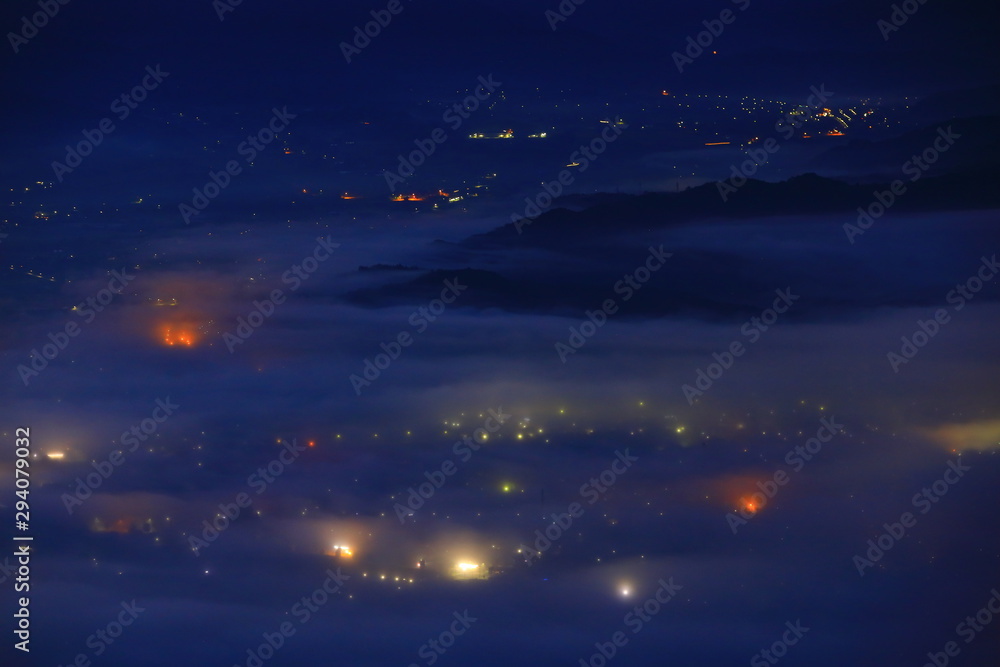 Fototapeta premium 岩手県遠野市 高清水展望台からの雲海