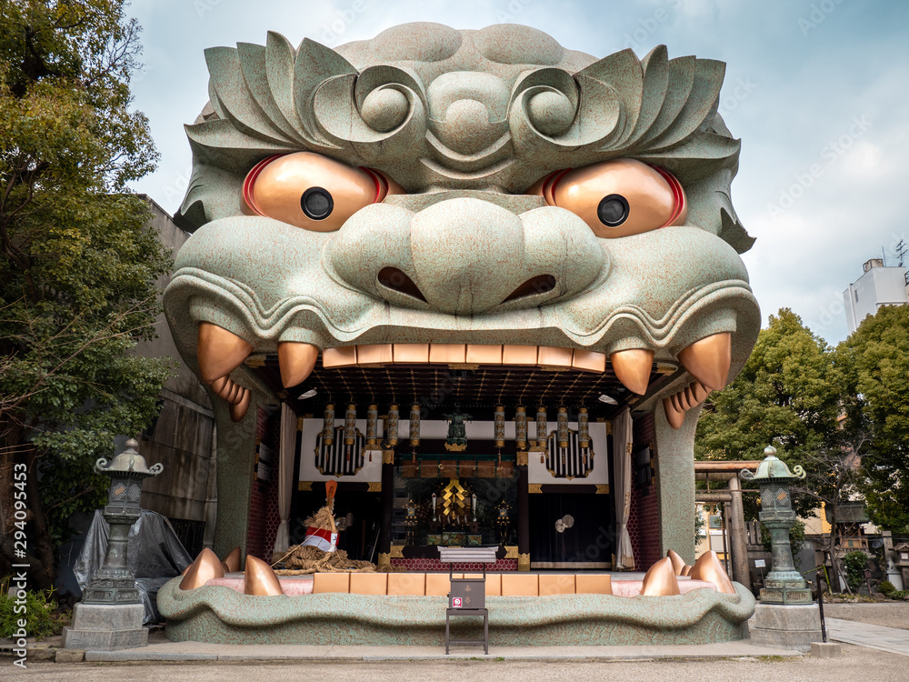 Fototapeta premium Lion's head at Yasaka Namba temple, osaka