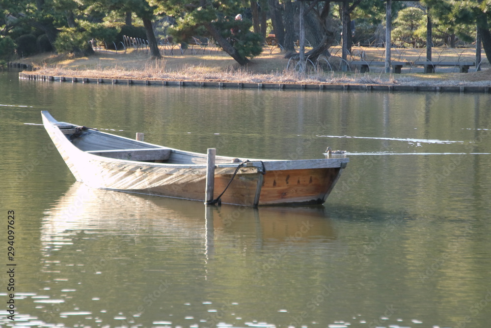 Fototapeta premium 横浜三溪園の池に浮かぶ小舟