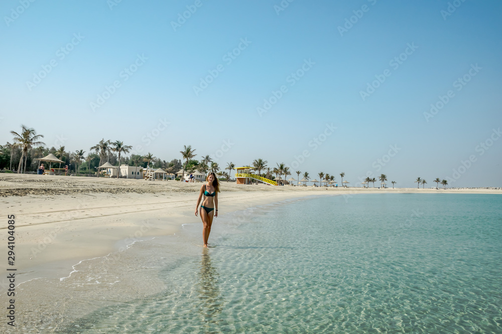 dziewczyna na rajskiej plaży z palmą