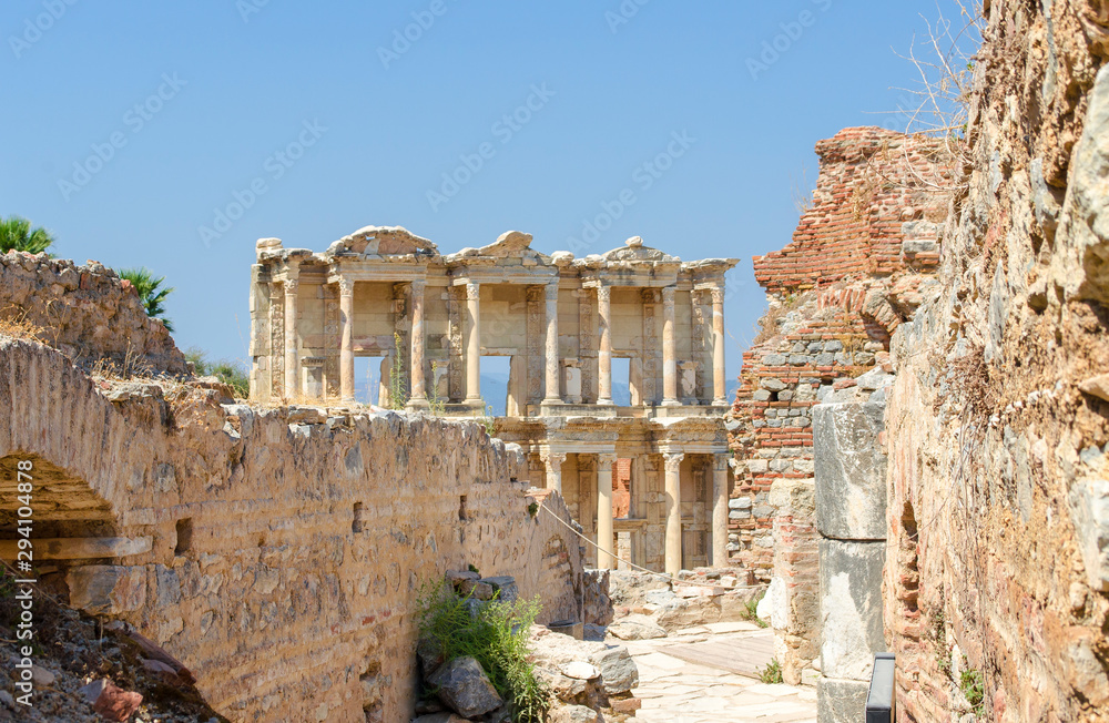Obraz premium Turkey, Aegean, Izmir - September 2019. Ruins of ancient Greek city Ephesus (Efes). Celsus (Celsius )Library. Famous open-air museum. Popular tourist location. Selective focus.