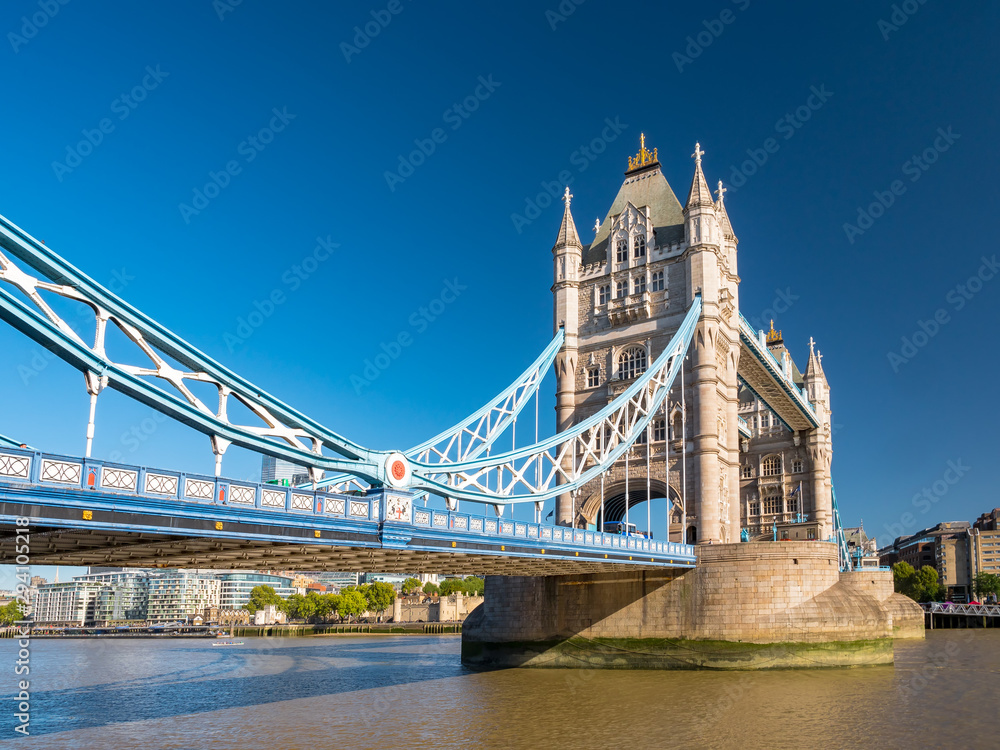 Obraz premium Detail of the Tower bridge over Thames river on a sunny day in London, United Kingdom
