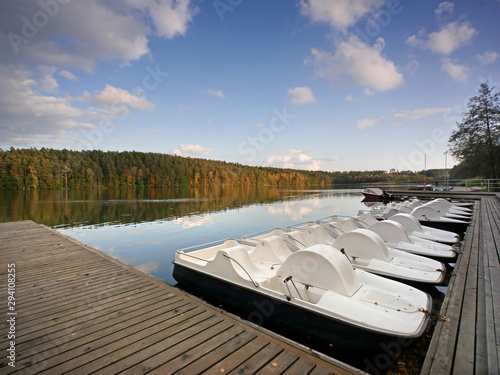 Fototapeta Naklejka Na Ścianę i Meble -  Rowery Wodne - Jesień nad Jeziorem Maróz - Warmia - warmińsko-mazurskie