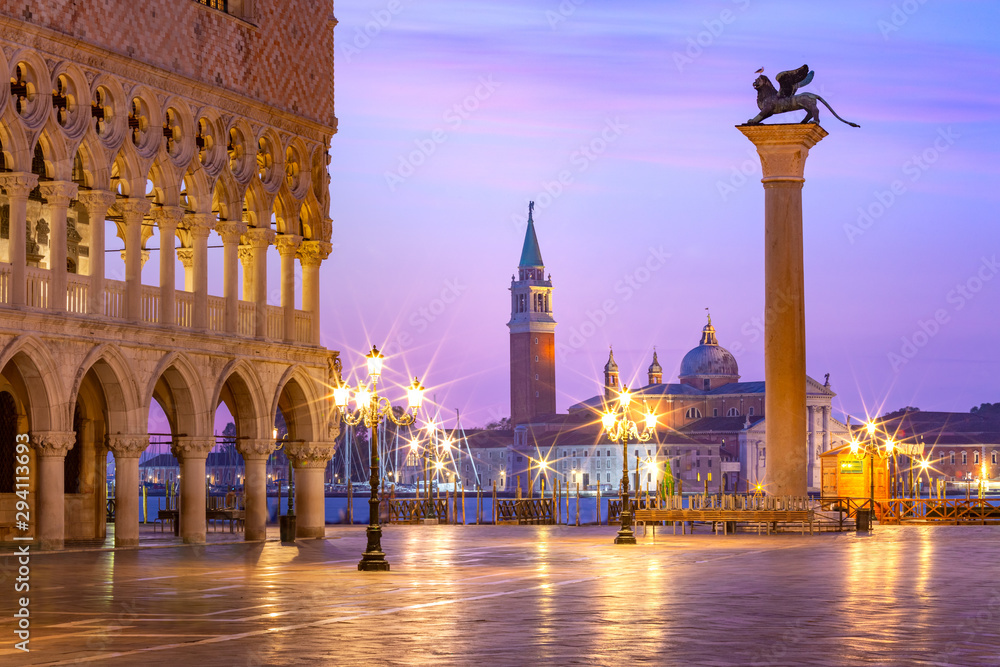 Fototapeta premium Plac San Marco o wschodzie słońca. Wenecja, Włochy